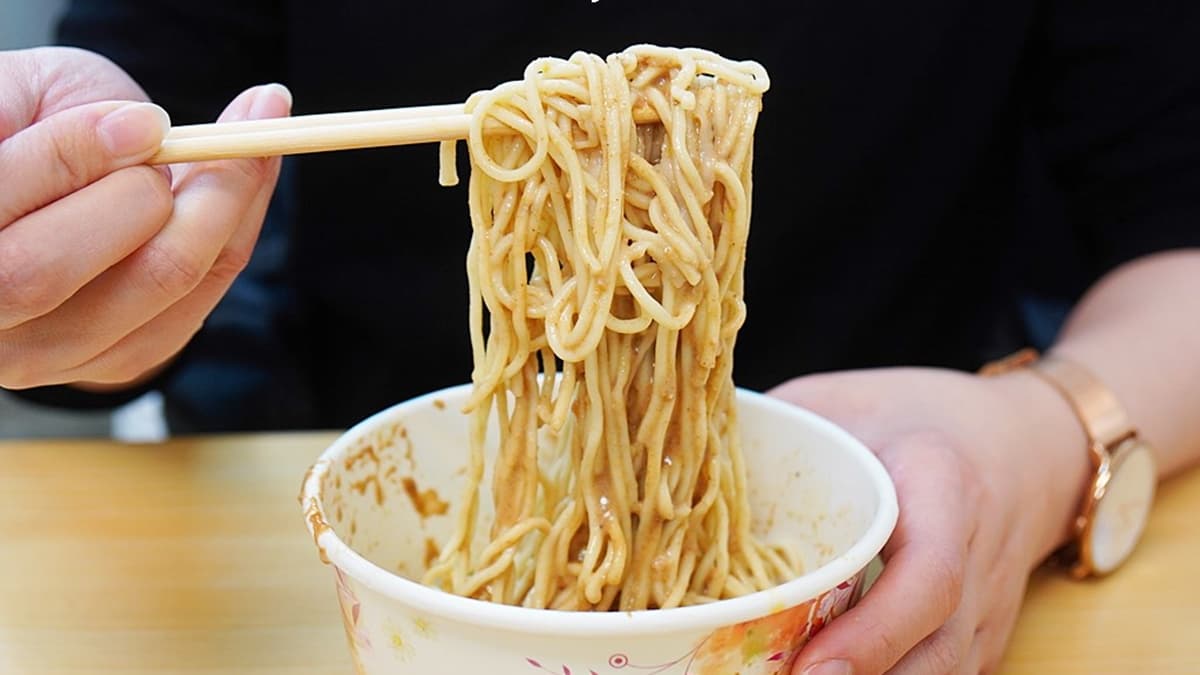 店家賣的東西很簡單，就只有涼麵跟味噌湯。（圖片來源：PEKO の Simple Life）