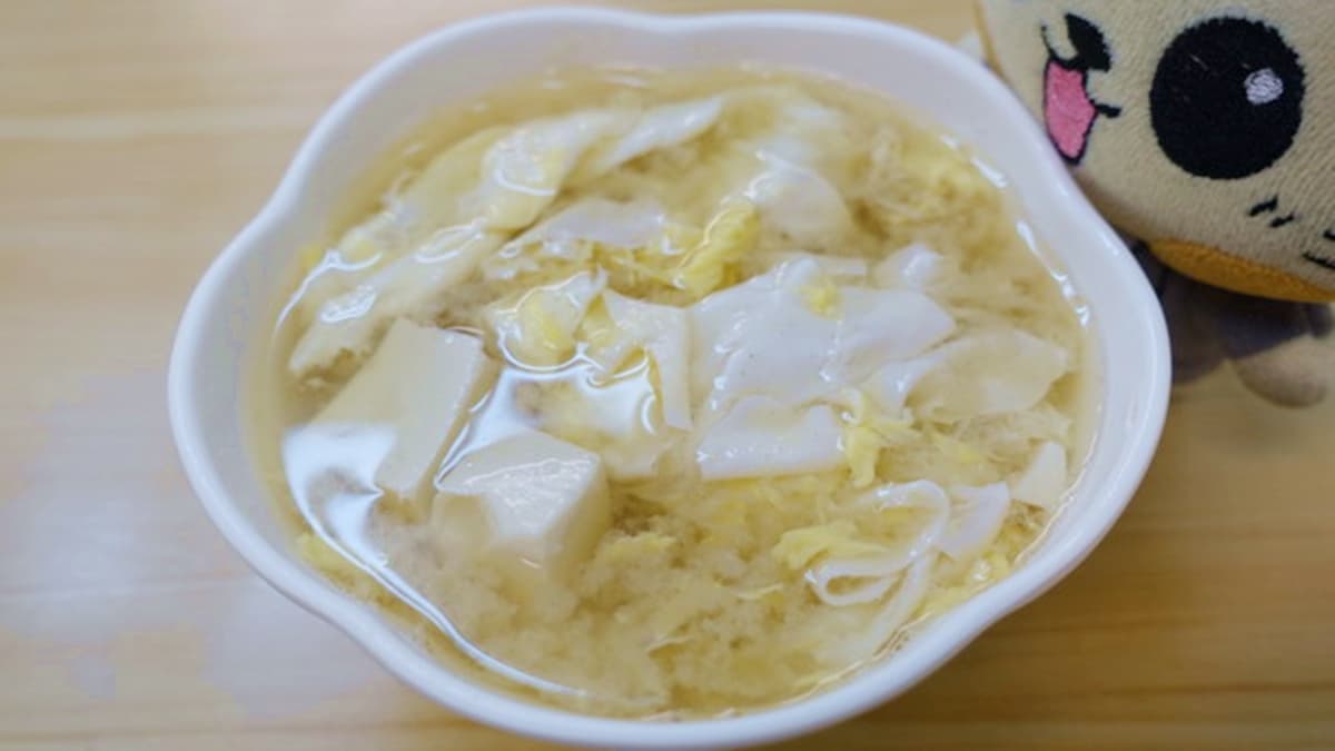 味噌湯裡有豆腐丁，喝起來有柴魚高湯的香氣。（圖片來源：貓大爺）