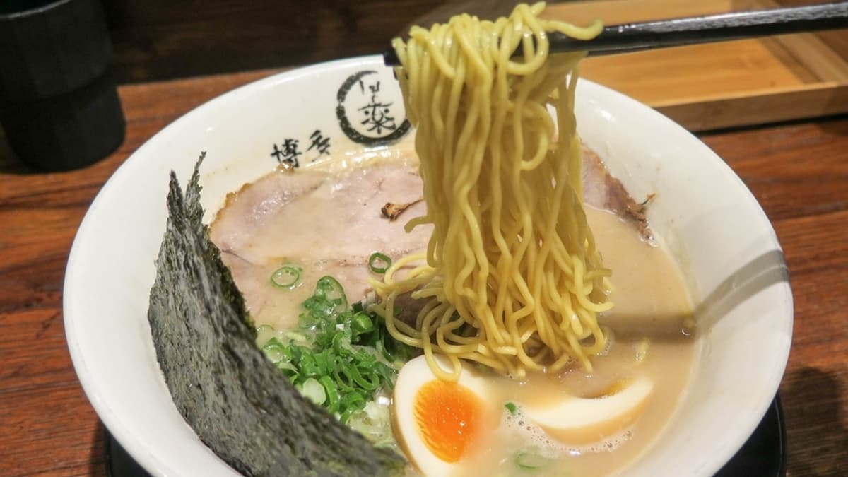 「豪華豚骨拉麵」湯頭是長時間大火熬煮出來的，味道濃厚而且不死鹹。（圖片來源：Jeremy以食為天）