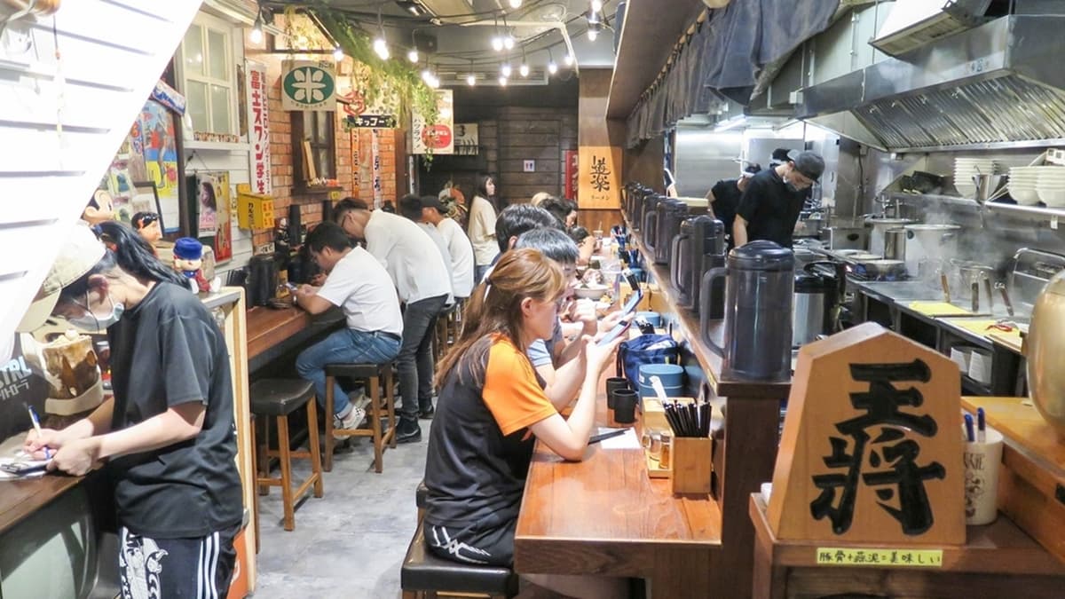 開放式廚房前有吧台座位，在靠牆那一側也有整排座位。（圖片來源：Jeremy以食為天）