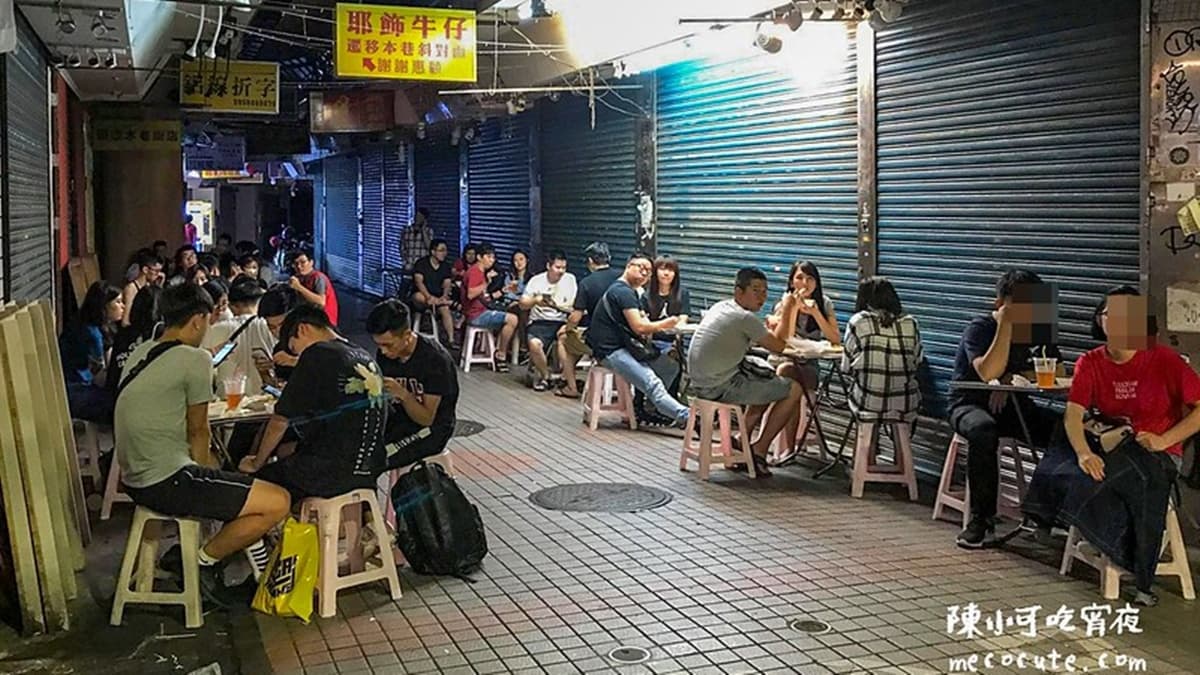 店家把數十桌的桌椅擺放在騎樓下，獨特景象就像在吃流水席。（圖片來源：陳小可的吃喝玩樂）