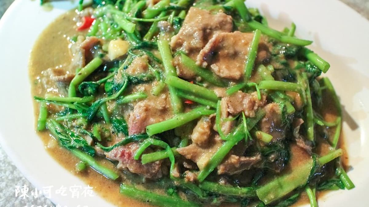 「炒羊肉」是必點的人氣餐點。（圖片來源：陳小可的吃喝玩樂）