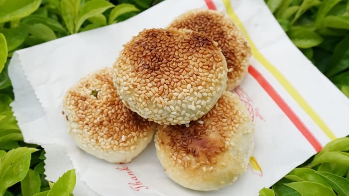 「小酥餅」一口咬下麵粉香、芝麻香隨即撲鼻而來。（圖片來源：PEKO の Simple Life）