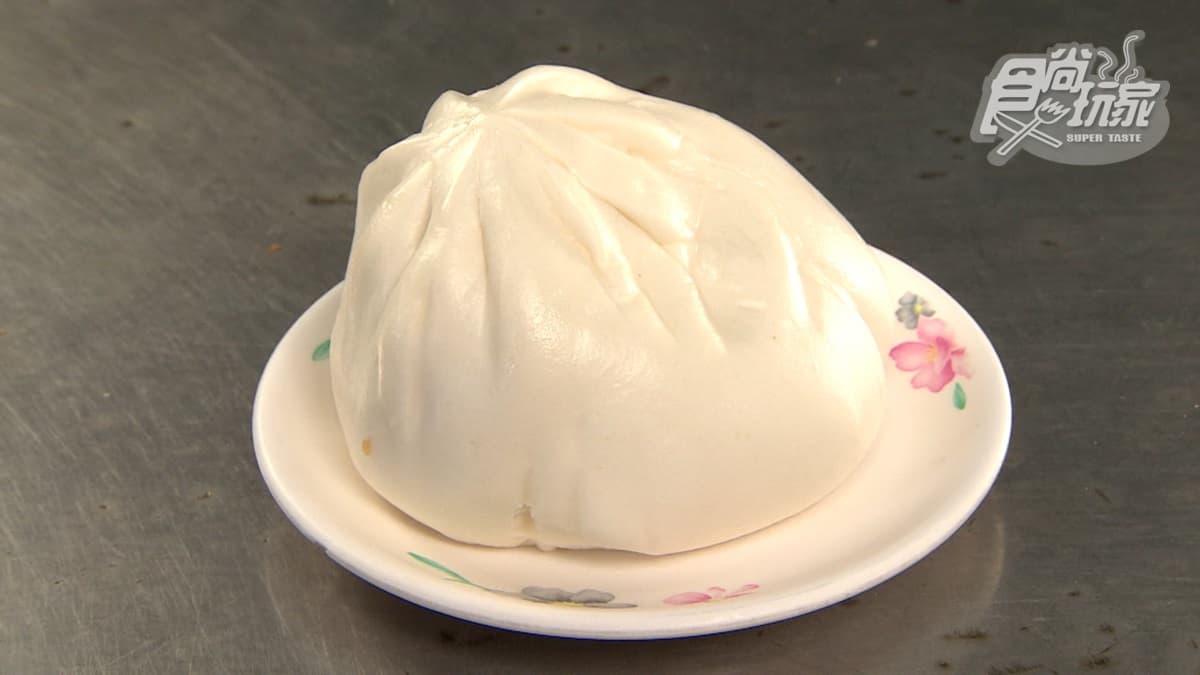 肉包超級大顆，裡面的肉餡扎實，且滷汁味道超濃。
