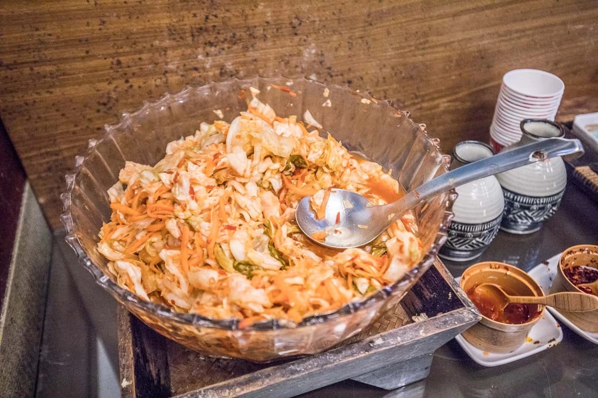 鍋貼控必收！桃園巨無霸「鐵板脆皮鍋貼」藏雲南料理店，大盆泡菜免費吃到飽