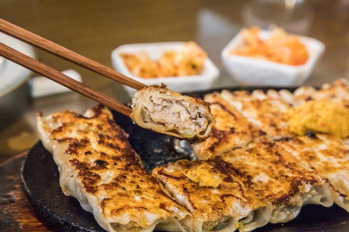鍋貼控必收！桃園巨無霸「鐵板脆皮鍋貼」藏雲南料理店，大盆泡菜免費吃到飽
