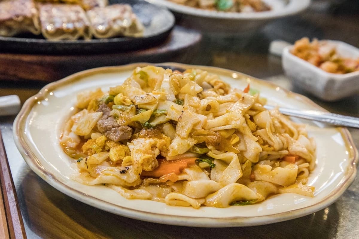 鍋貼控必收！桃園巨無霸「鐵板脆皮鍋貼」藏雲南料理店，大盆泡菜免費吃到飽