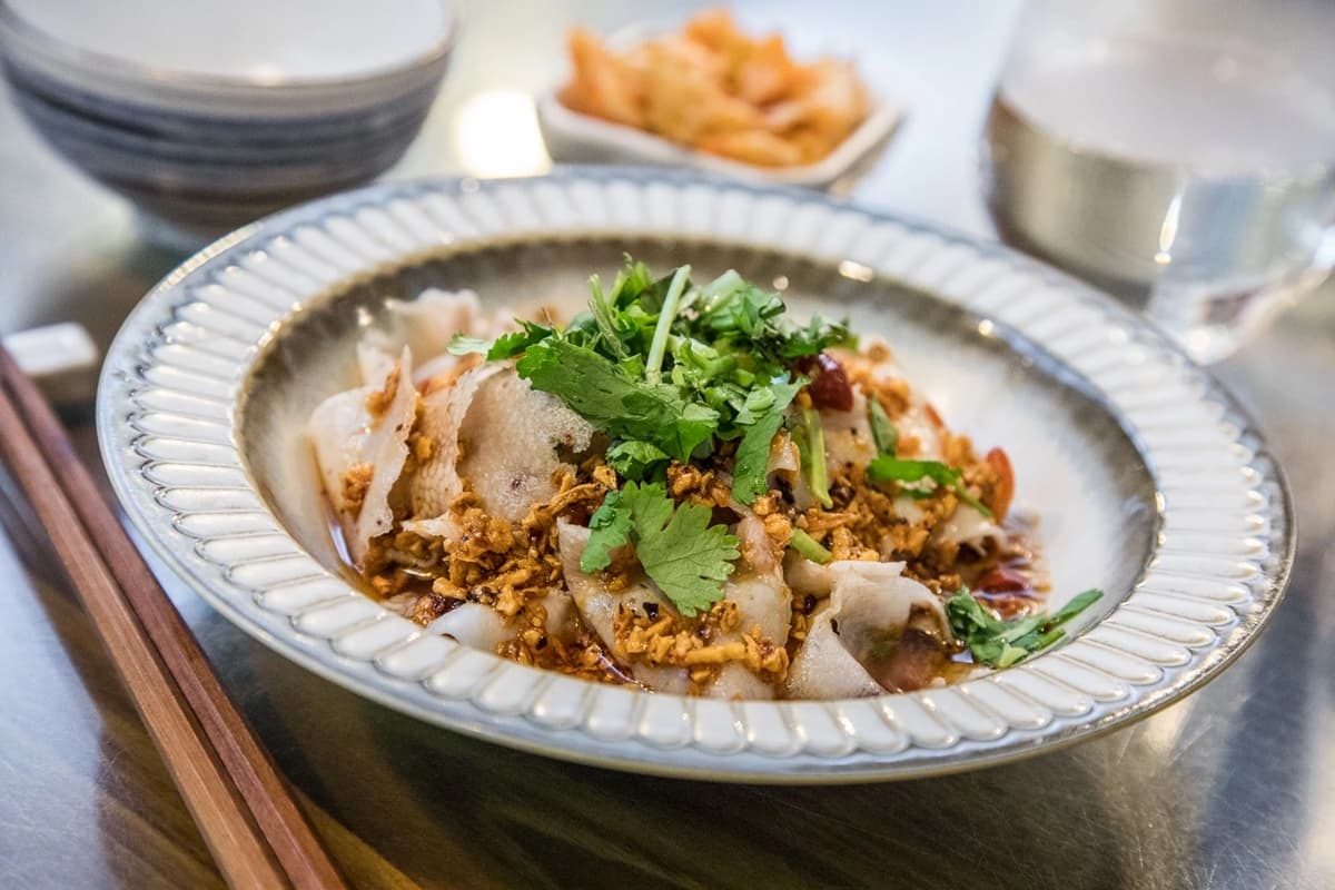 鍋貼控必收！桃園巨無霸「鐵板脆皮鍋貼」藏雲南料理店，大盆泡菜免費吃到飽