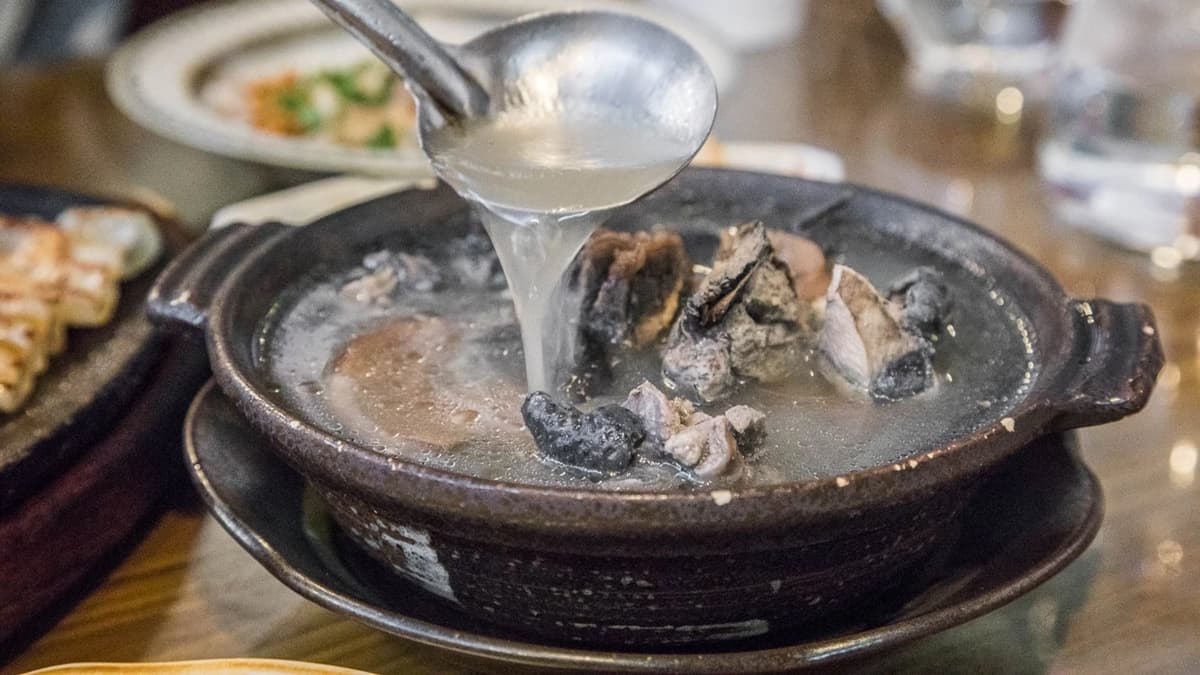 「雲南汽鍋雞」使用烏骨雞加上自製的酸木瓜燉煮，雞肉軟嫩、湯汁鮮美。（圖片來源：大手牽小手。玩樂趣）