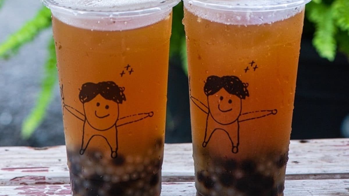 小波茶飲的杯身圖樣相當可愛。（圖片來源：傻妞吃台南）