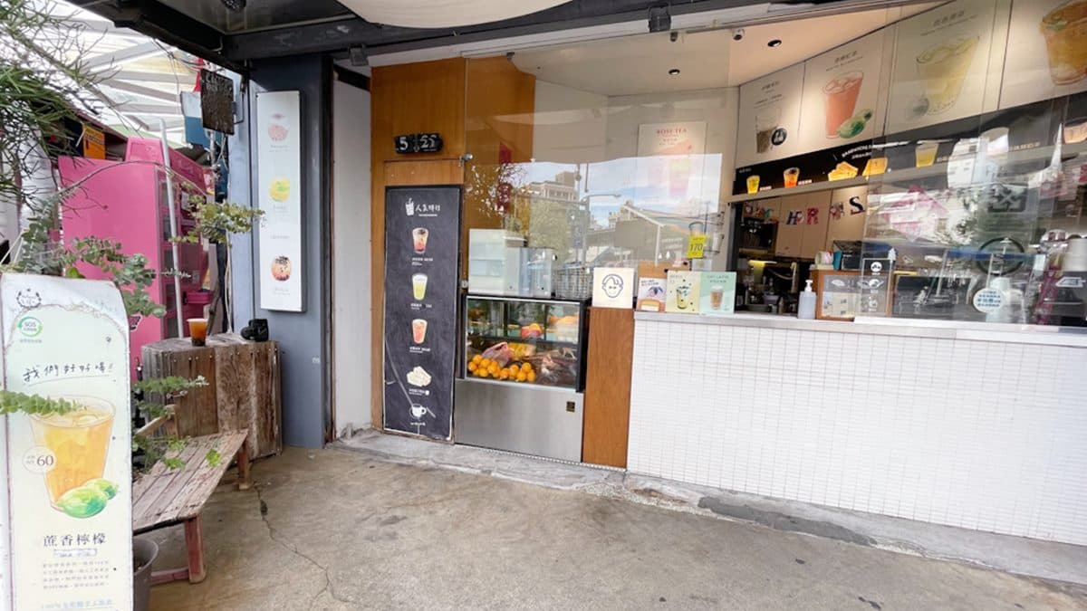 國華街的小波茶飲只提供外帶，許多顧客買完飲品後繼續逛街。（圖片來源：傻妞吃台南）