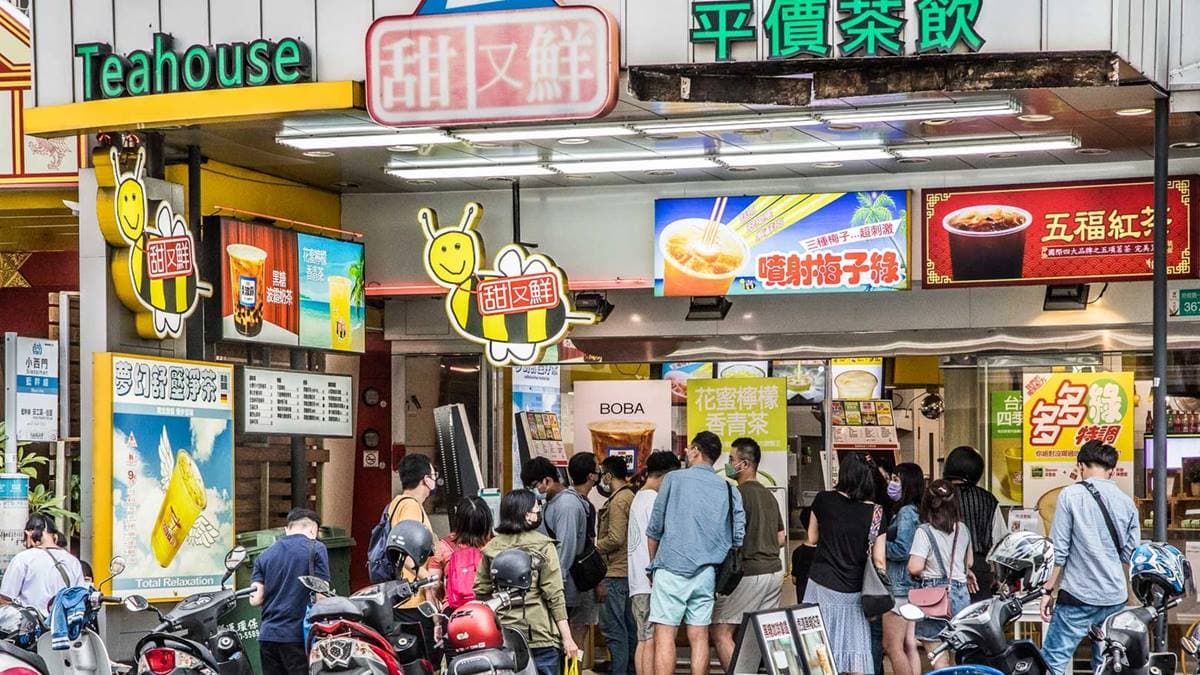 甜又鮮飲料店門口經常大排長龍，是解渴的好選擇之一。（圖片來源：大手牽小手玩樂趣）