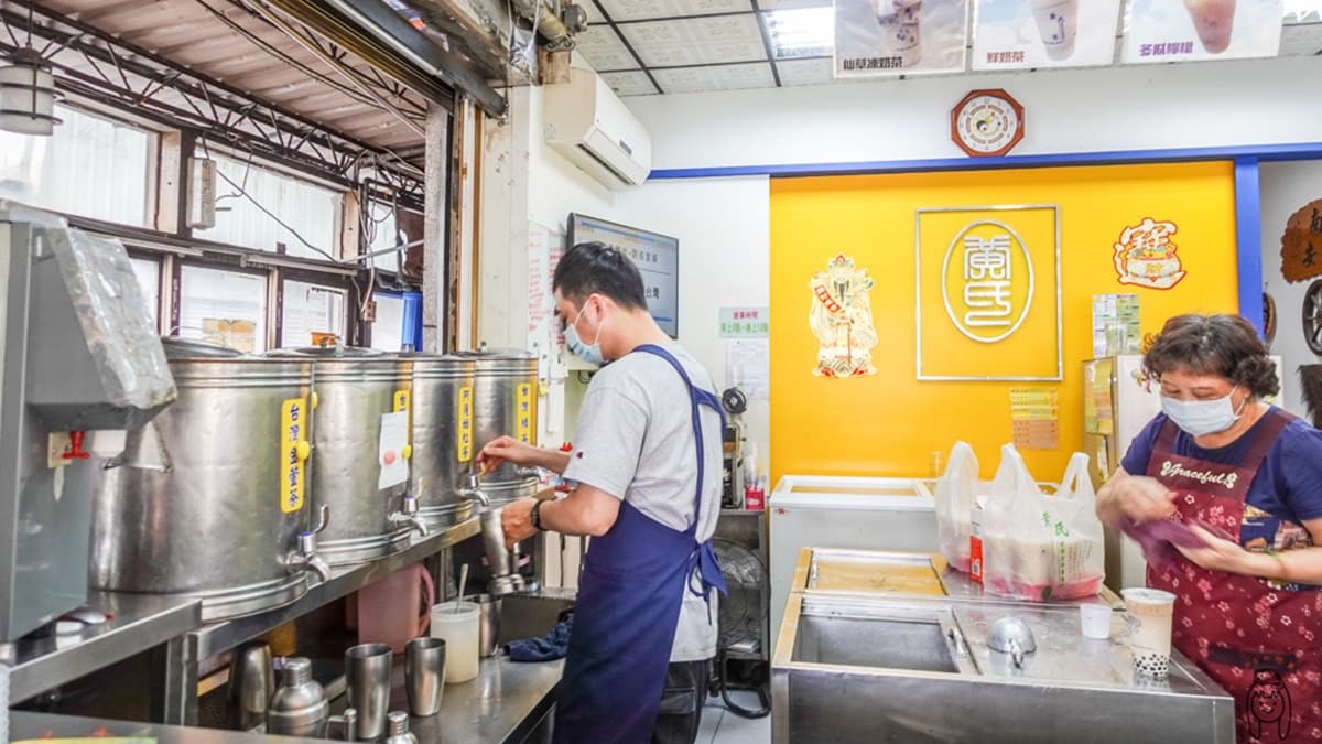 店裡擺著數桶茶品，除了波霸奶茶外，店家也有其他品項讓顧客選擇。（圖片來源：丁Dingの吃貨日常）