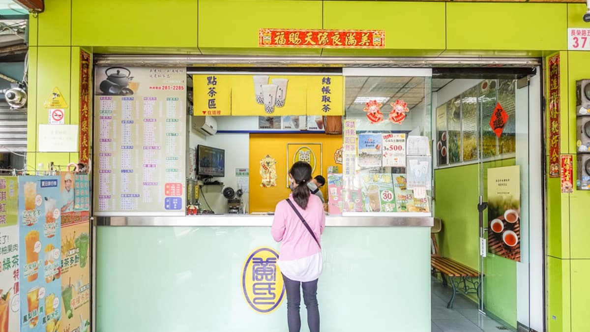 店家門口經常有等待外帶飲品的顧客。（圖片來源：丁Dingの吃貨日常）