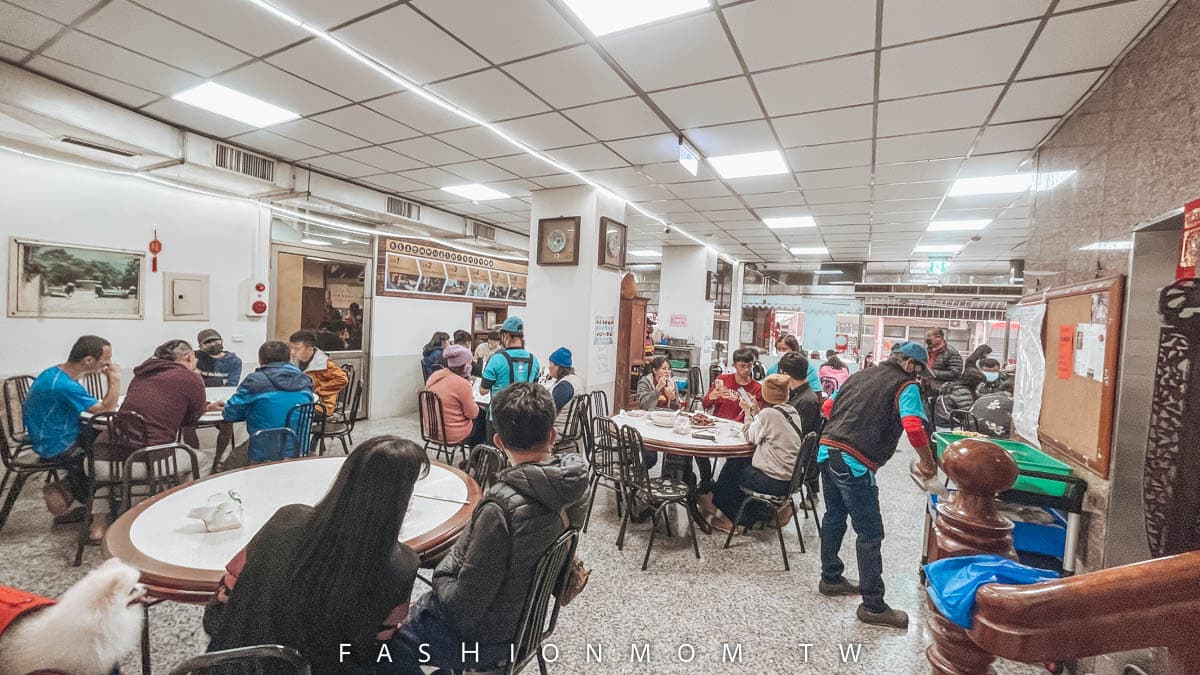 店裡坐了滿滿的遊客，人氣相當高。（圖片來源：飛炫葡萄媽）