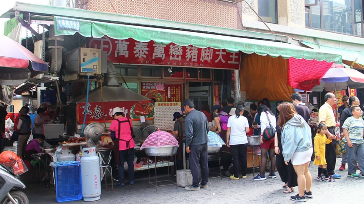 「萬泰豬腳大王」就位在萬巒豬腳大街上。（圖片來源：口袋吃吃五十咩）