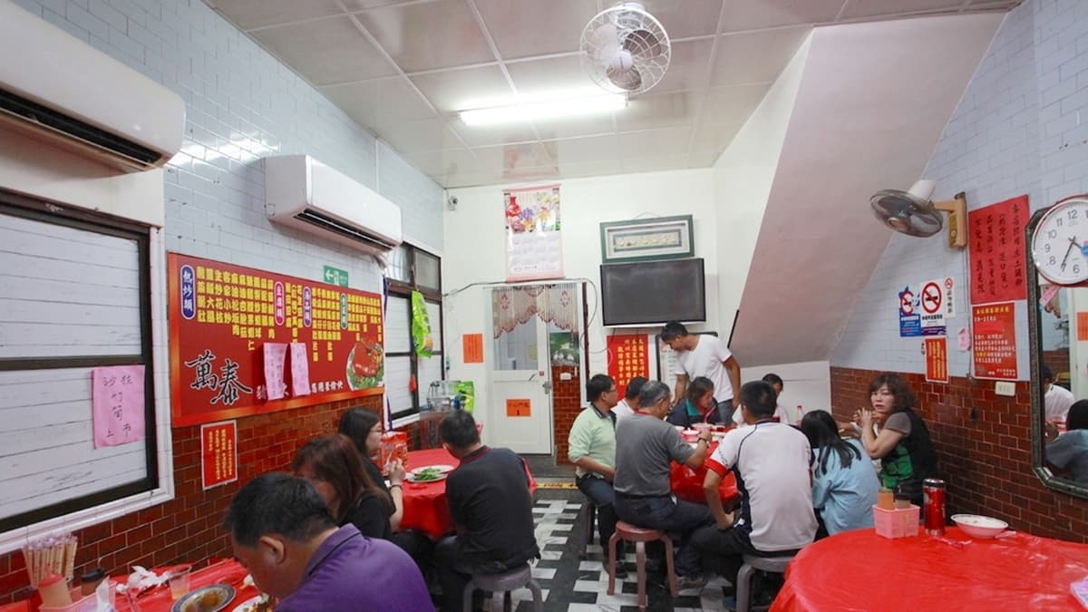 室內擺放大圓桌供客人用餐，裡面有裝設冷氣，用餐環境很舒服。（圖片來源：樂天小高の美食之旅）
