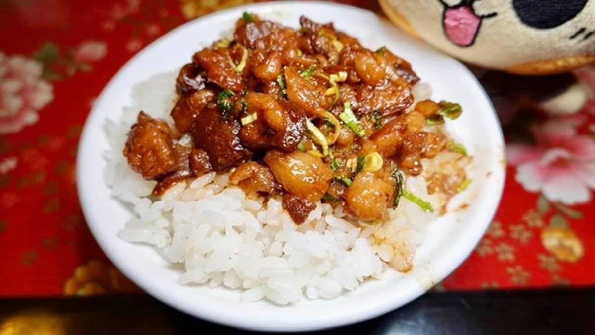 「滷肉飯」看起來油亮油亮的，充滿油脂香氣。（圖片來源：貓大爺）