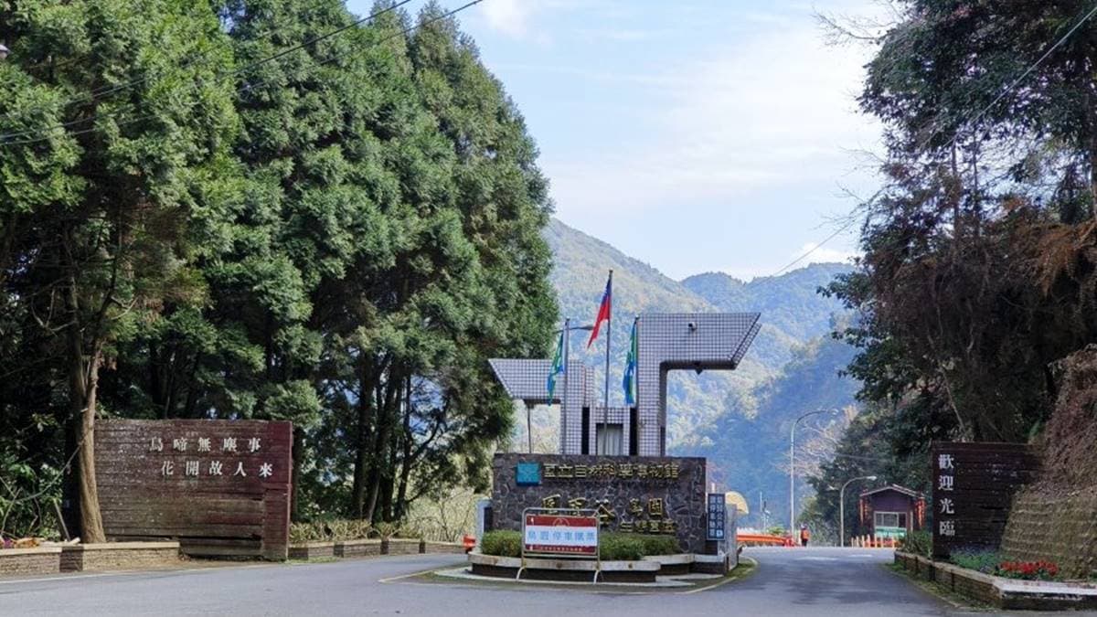 鳳凰谷位於南投縣鹿谷鄉仁義路上，到入口處得先停車購票再入園。 （圖片來源：大口老師的走跳學堂!）