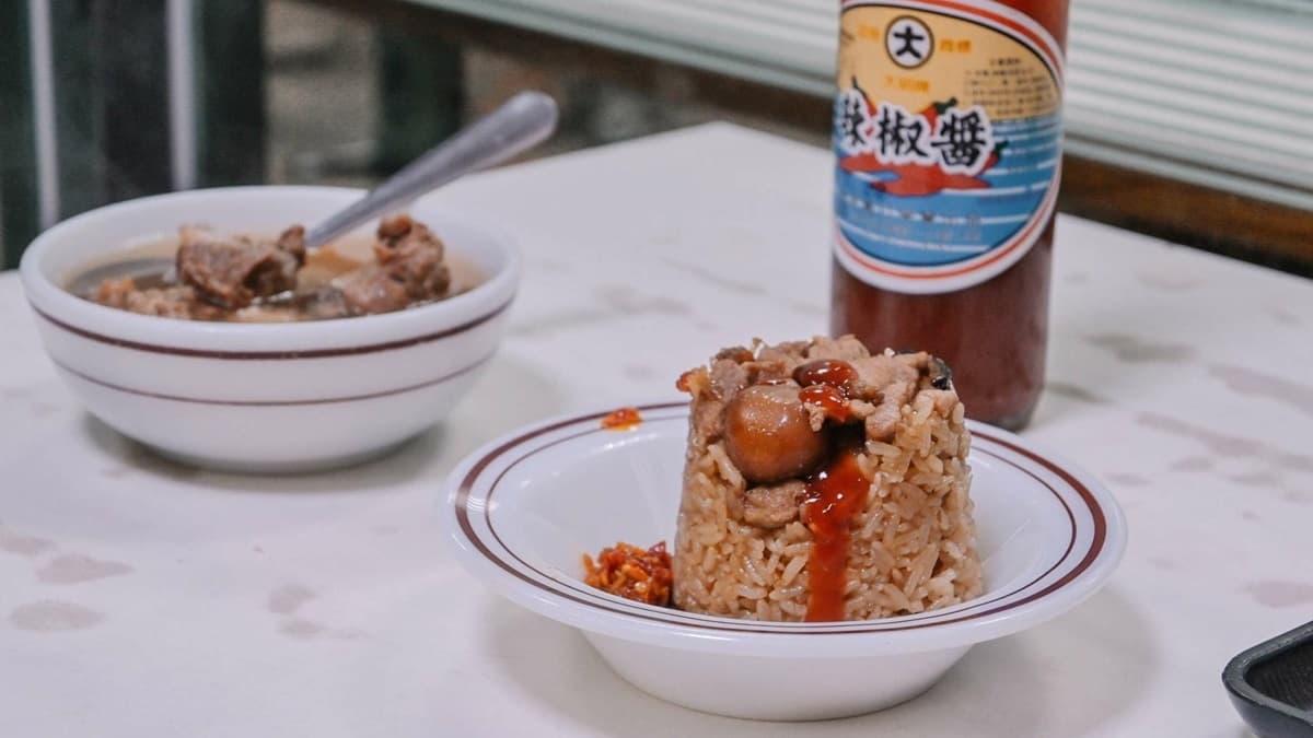 老饕必吃的組合就是米糕＋排骨湯，吃米糕一定得加辣椒醬才夠味。（圖片來源：女子的休假計劃）