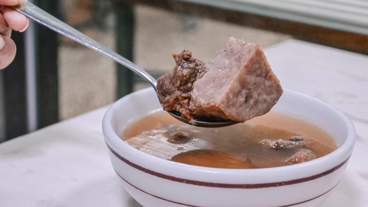 招牌「芋頭排骨湯」，芋頭跟排骨入口即化，一咬就骨肉分離，湯頭也很清爽。（圖片來源：女子的休假計劃）