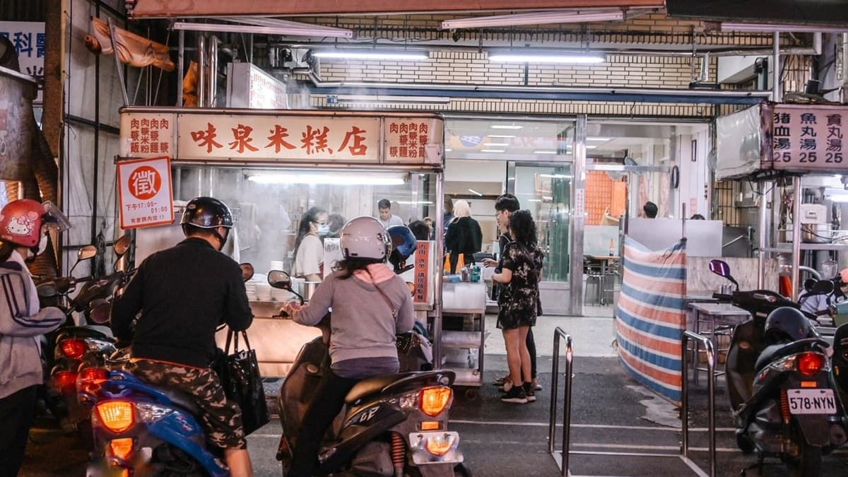 味泉米糕在忠孝夜市的中段位置，用餐時間滿多人在排隊。（圖片來源：女子的休假計劃）