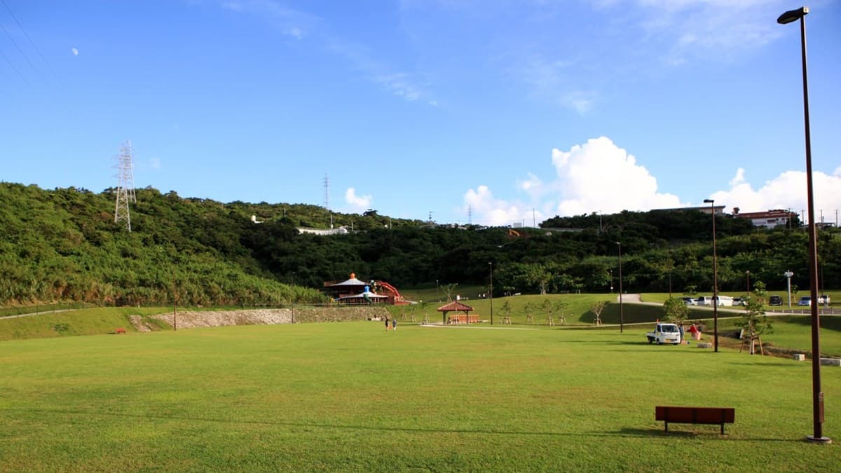 中城公園腹地很大，綠油油的草皮整個就很舒服。（圖片來源：洛基小聿媽）