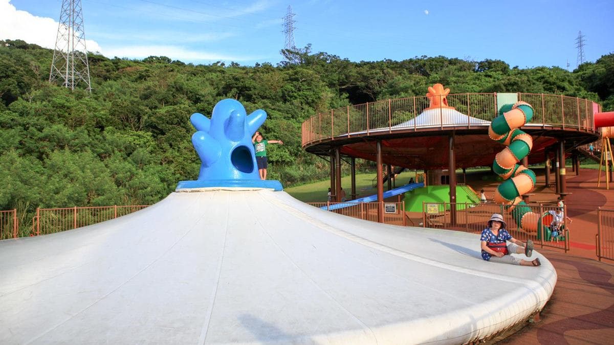 位於公園中最高處的大型彈跳床跟數個螺旋溜滑梯，深受小朋友歡迎。（圖片來源：洛基小聿媽）