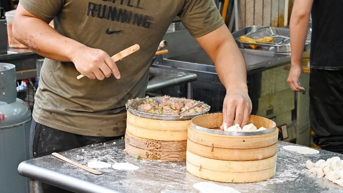 湯包都是師傅們一顆顆純手工現包，現點現蒸。（圖片來源：糖糖's享食生活）