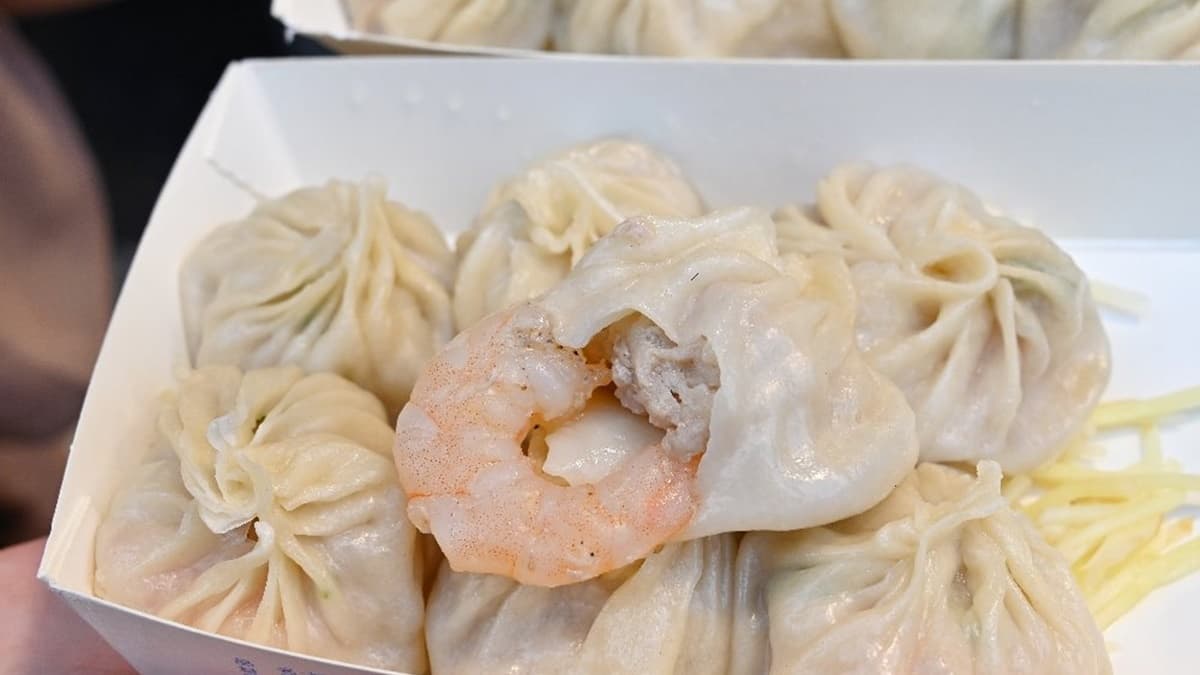 每顆鮮蝦湯包裡頭都塞入一整隻的蝦仁，蝦肉Ｑ彈鮮甜，口感相當豐富。（圖片來源：糖糖's享食生活）