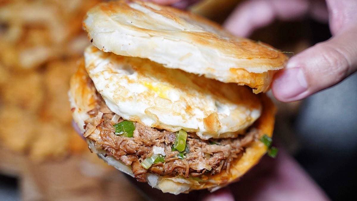 「肉夾饃」是源自陝西的古老小吃，也被稱作是「古代漢堡始祖」。（圖片來源：阿華田的美食日記）
