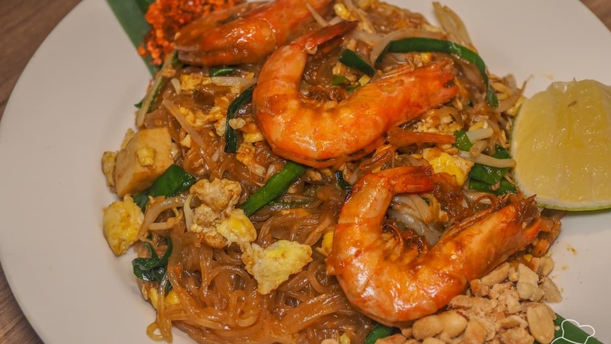 「泰式鮮蝦炒河粉」吃起來非常Q彈，醬汁鹹香味十足。（圖片來源：阿君的玩食天堂）