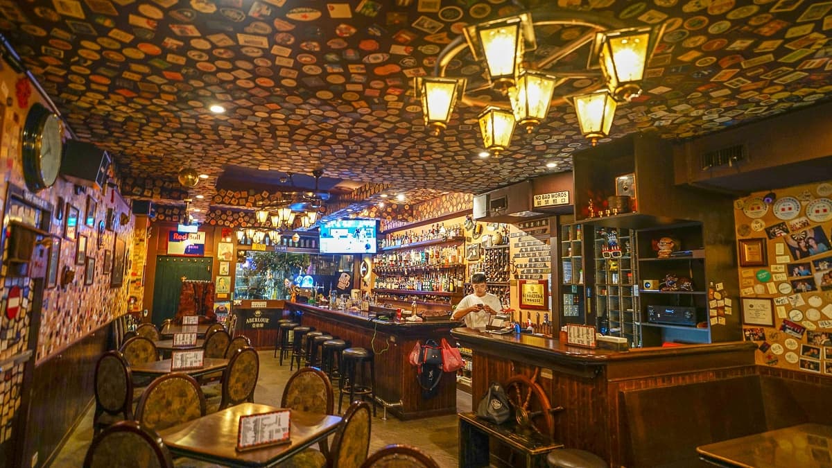 店內滿是酒標的天花板、飛鏢，又大又長的木製吧檯，就像是走進時光隧道一般。（圖片來源：跳躍的宅男）