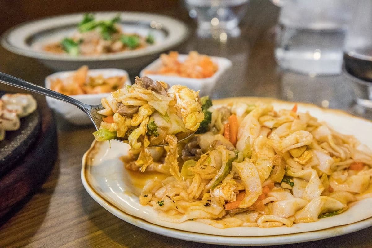 鍋貼控必收！桃園巨無霸「鐵板脆皮鍋貼」藏雲南料理店，大盆泡菜免費吃到飽