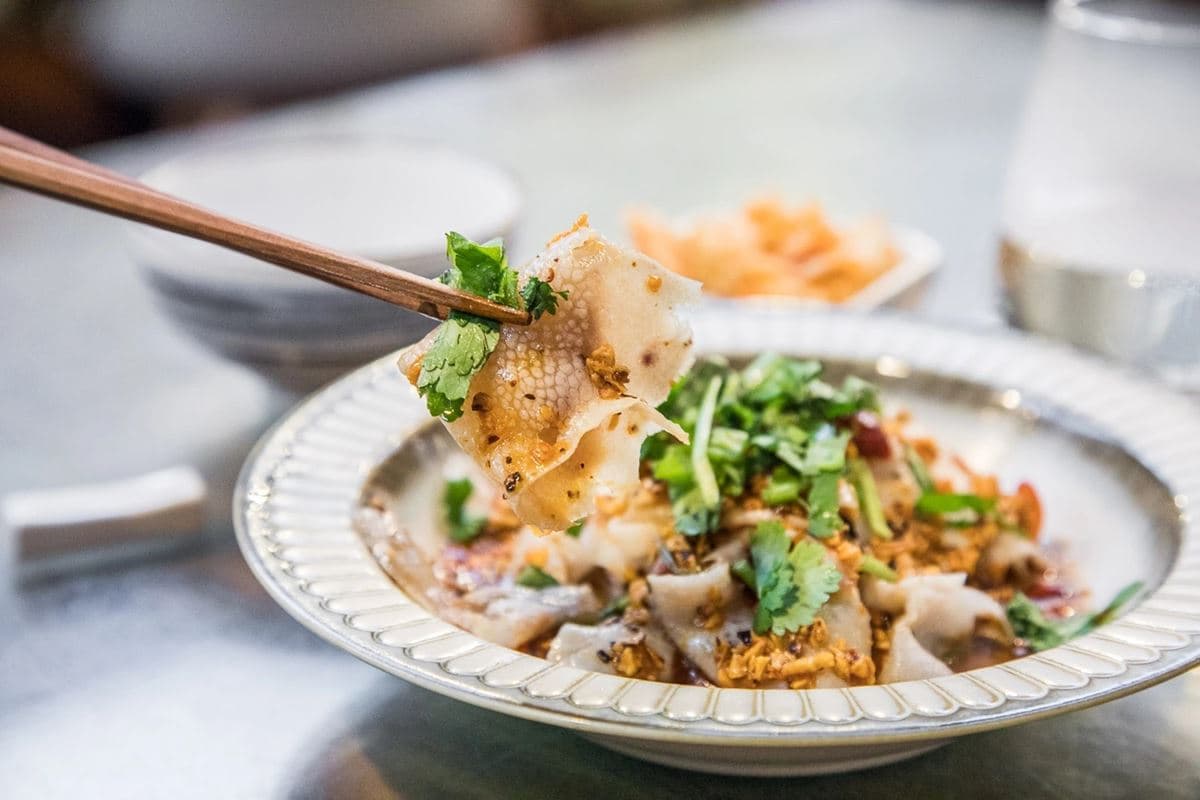 鍋貼控必收！桃園巨無霸「鐵板脆皮鍋貼」藏雲南料理店，大盆泡菜免費吃到飽