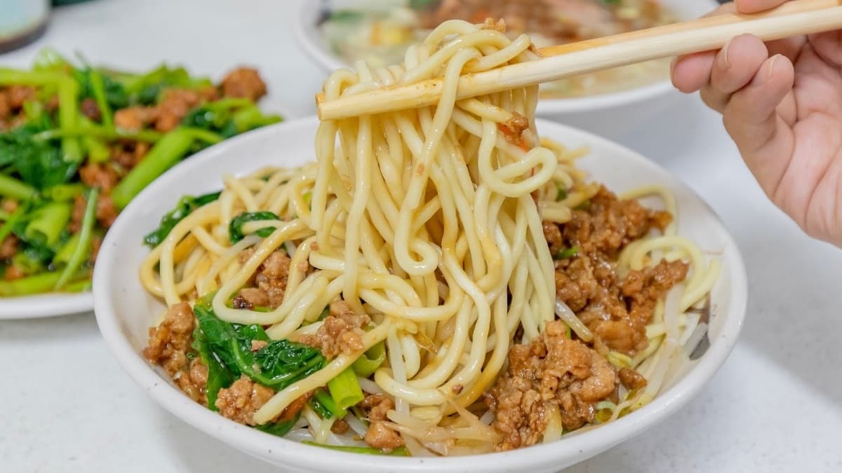 偏粗的麵條吃起來更有飽嘴感，口感也不會太軟爛。（圖片來源：柚香魚子醬的蹦蹦跳跳）