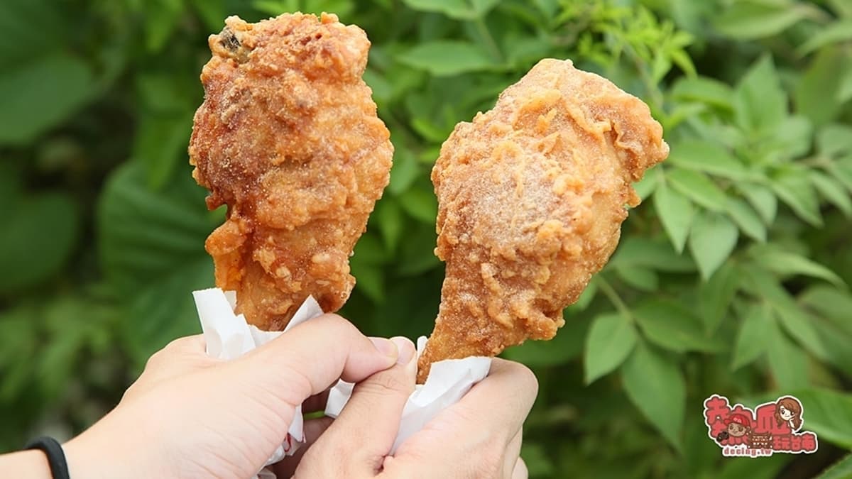 雞腿外皮酥脆又香，肉質也很軟嫩，一口咬下還會噴汁呢！（圖片來源：熱血玩台南。跳躍新世界）