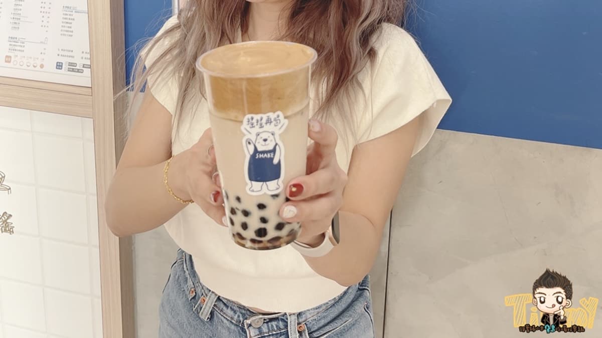 飲料杯身還有北極熊圖樣，很適合拍照打卡。（圖片來源：跟著踢小米吃喝玩樂趣）