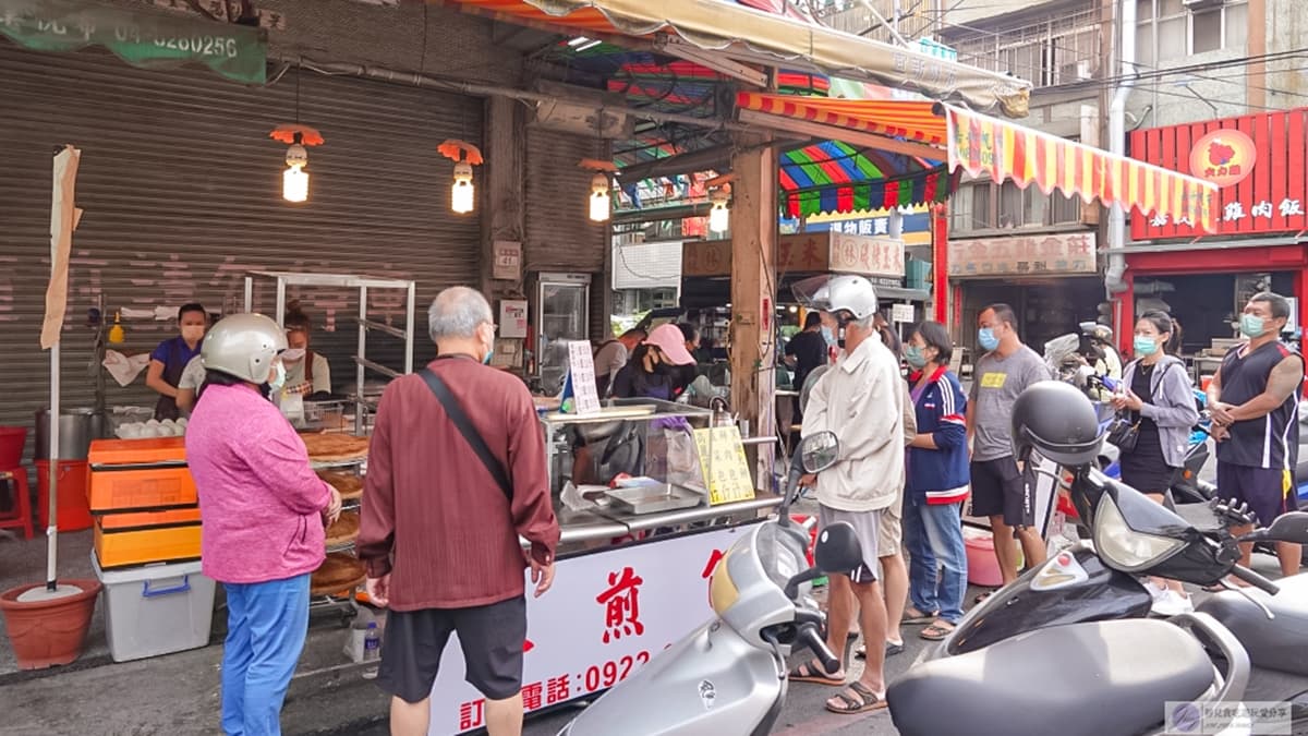 店外滿滿的排隊人潮，皆是聞香而來。 （圖片來源：靜兒貪吃遊玩愛分享）