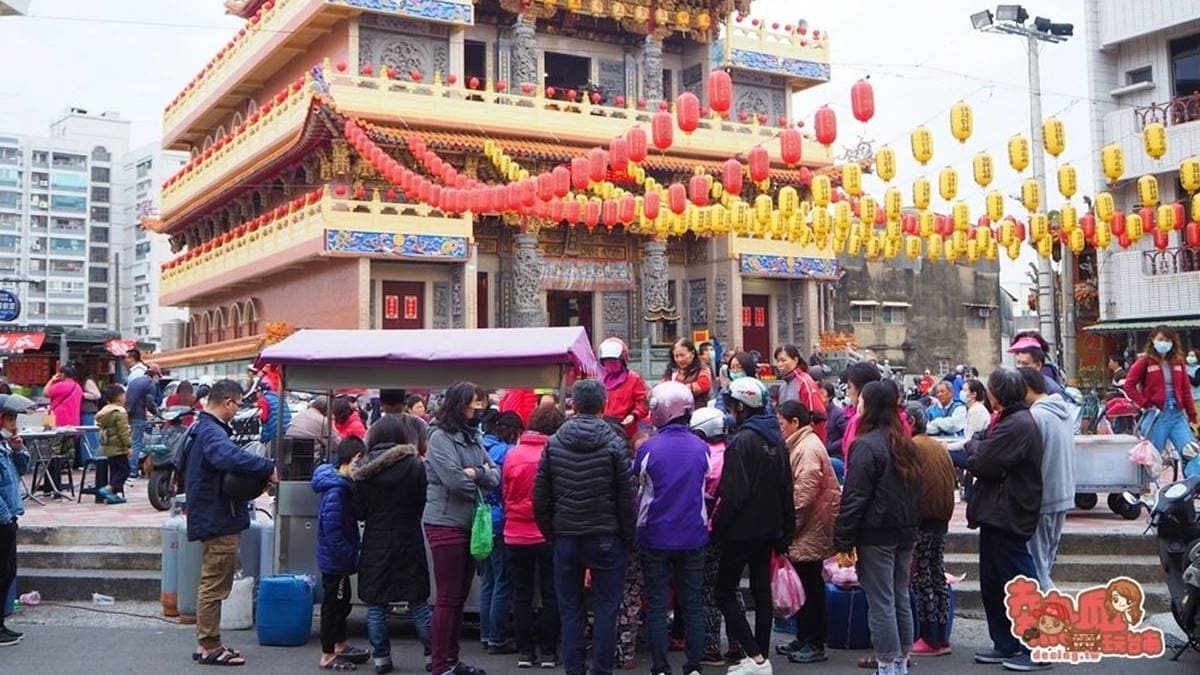 「鹽埕北極殿臭豆腐」排隊人潮相當猛，在廟前形成一道奇景。（圖片來源：熱血玩台南。跳躍新世界）