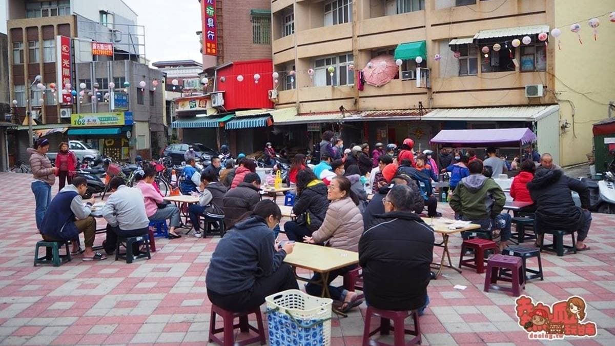 廟埕還設有內用座位區，人氣相當旺。（圖片來源：熱血玩台南。跳躍新世界）