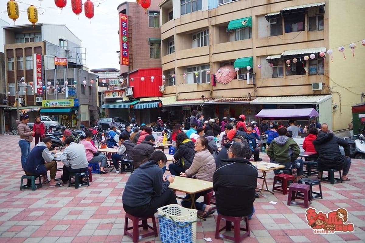 排隊人潮擠爆小攤!台南廟口最狂臭豆腐,「50元大份量」內行1次掃5袋 排隊人潮擠爆小攤!台南廟口最狂臭豆腐,「50元大份量」內行1次掃5袋