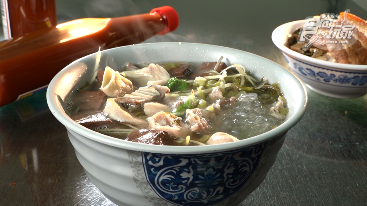 湯頭充滿大骨和內臟的精華，而且並不會混濁，也沒有腥味。