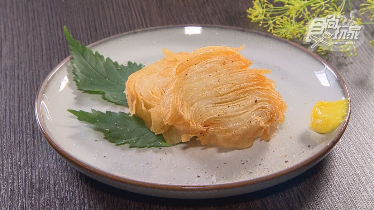 「馬鈴薯千層」外面炸得很酥脆，再沾上大蒜美乃滋醬，口感層次十足。