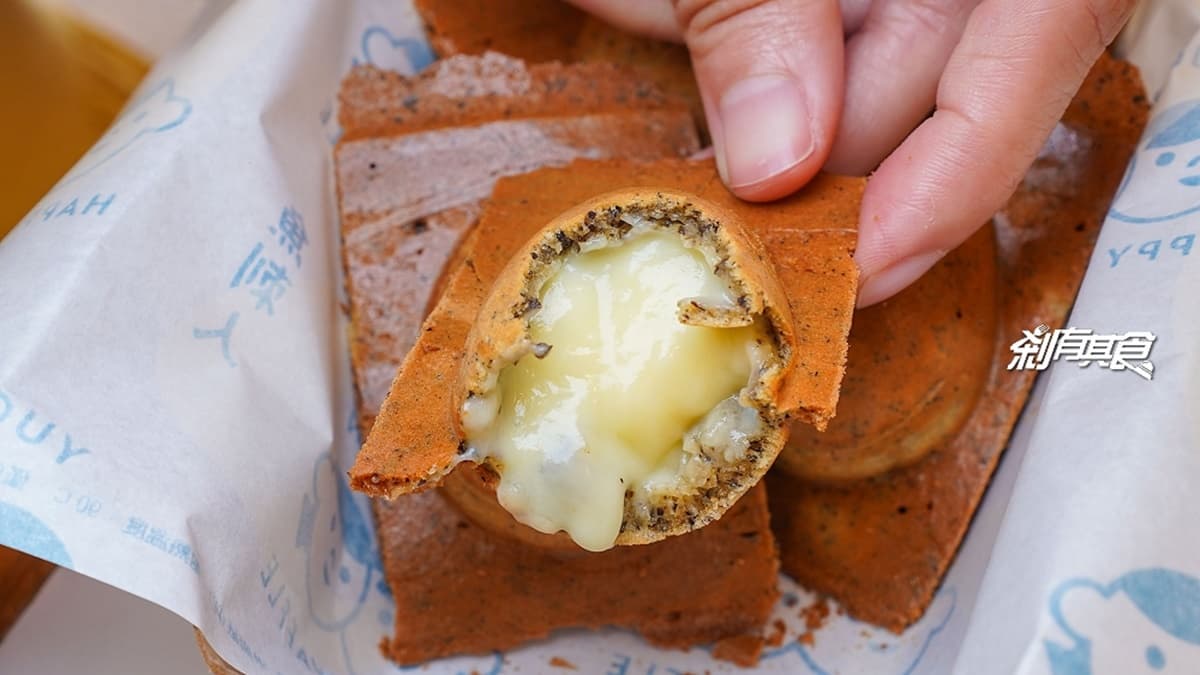 「阿薩姆卡士達」口味蛋糕體吃得到茶味，搭配卡士達內餡混合成了奶茶風味。（圖片來源：剎有其食）