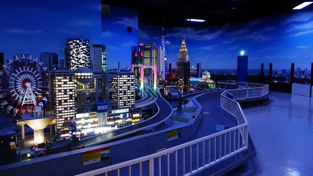 最特別的是這裡一段時間就會切換成夜景，閃閃發亮很是美麗。（圖片來源：加小菲愛碎碎念）