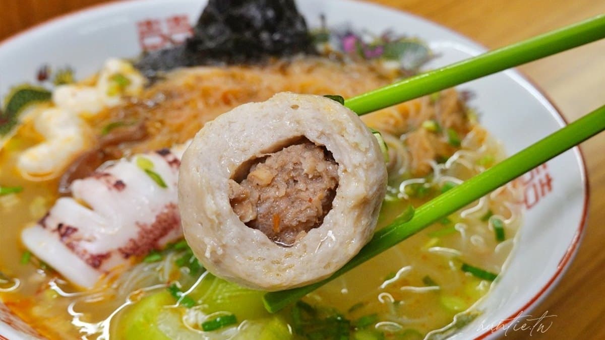 配料非常豐富，有大顆福州丸、狗母魚丸、絲瓜及油豆腐。（圖片來源：水晶安蹄 不務正業過生活）