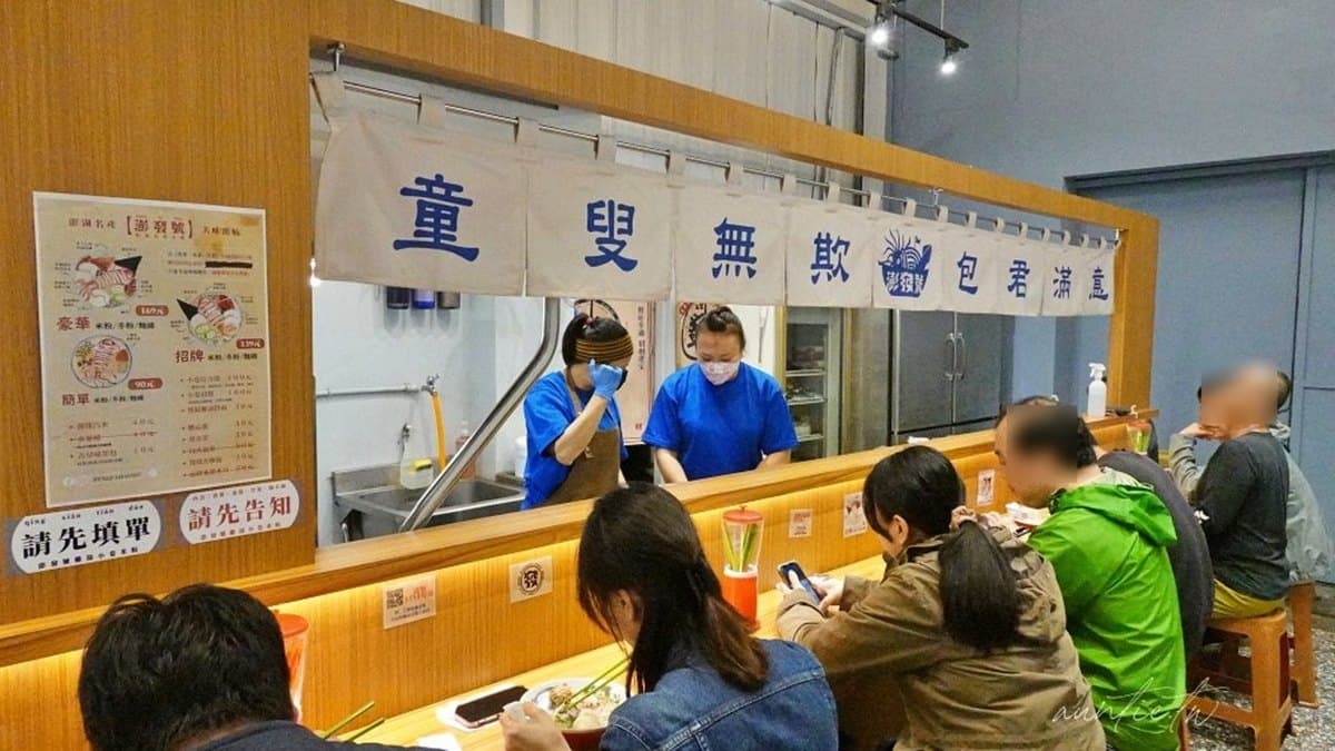 店內空間不大裝潢也很簡單，客人就圍著吧台用餐。（圖片來源：水晶安蹄 不務正業過生活）