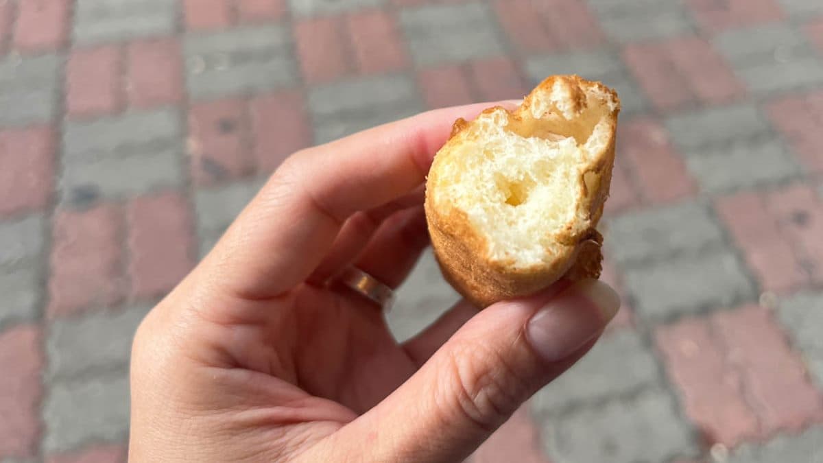 圓柱形的雞蛋糕外觀相當樸實無華，內部組織非常的鬆軟，單純的蛋香味，非常好吃。（圖片來源：飛炫葡萄媽）