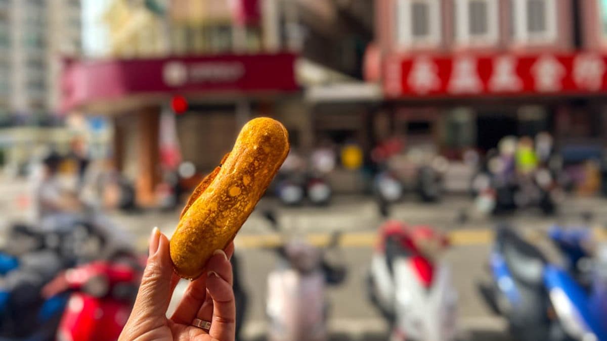 雞蛋糕的形狀是圓柱形的，是很傳統的蛋香口味。（圖片來源：飛炫葡萄媽）